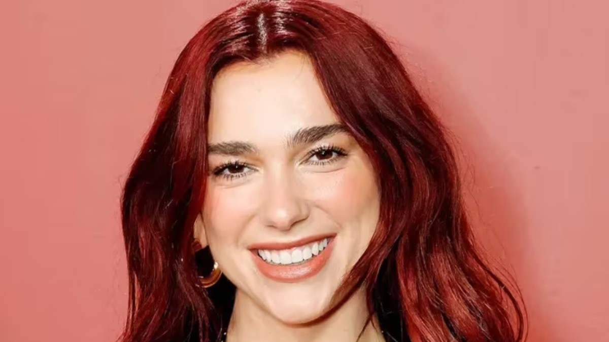 Dua Lipa actualmente porta una melena pelirroja como una forma de darle la bienvenida a su nueva canción. (RRSS)