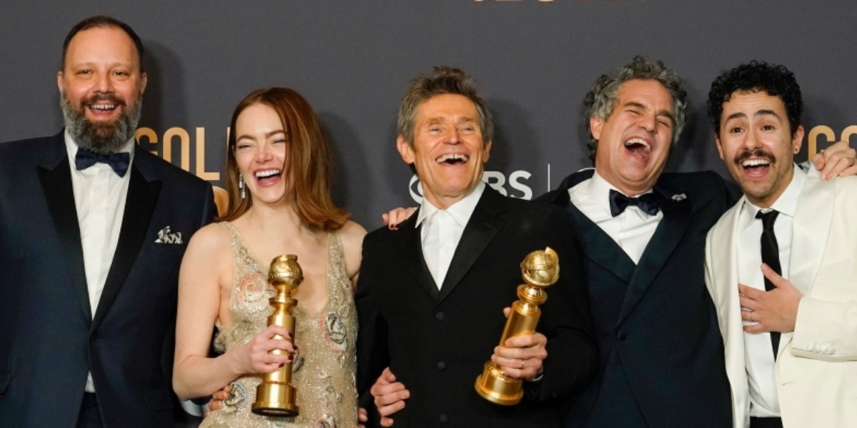 De izquierda a derecha, el director de “Poor Things”, Yorgos Lanthimos, con los actores Emma Stone, Willem Dafoe, Mark Ruffalo y Ramy Youssef. (RRSS)