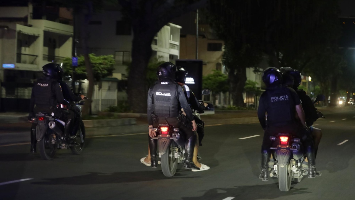 Imagen referencial. Policía patrullan una calle en Guayaquil durante el estado de excepción. (API)
