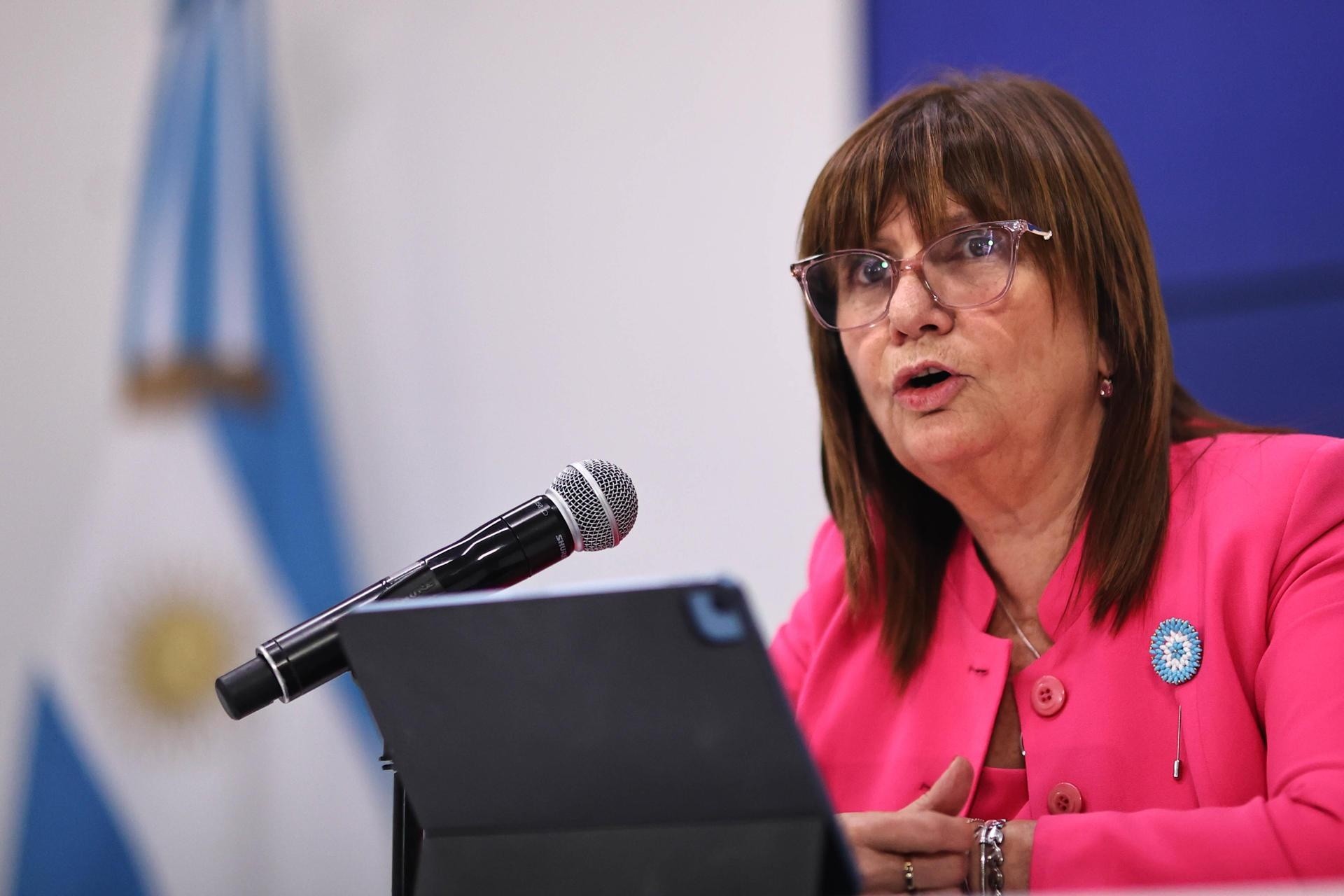 La ministra de Seguridad de Argentina, Patricia Bullrich habla durante una rueda de prensa, el 14 de diciembre de 2023, en Buenos Aires (Argentina). (Juan Ignacio Roncoroni / EFE)