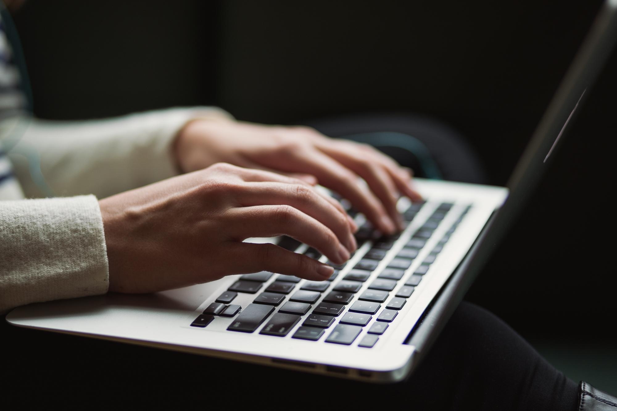 Imagen referencial. Una persona escribiendo en el teclado de una computadora. (Unsplash)