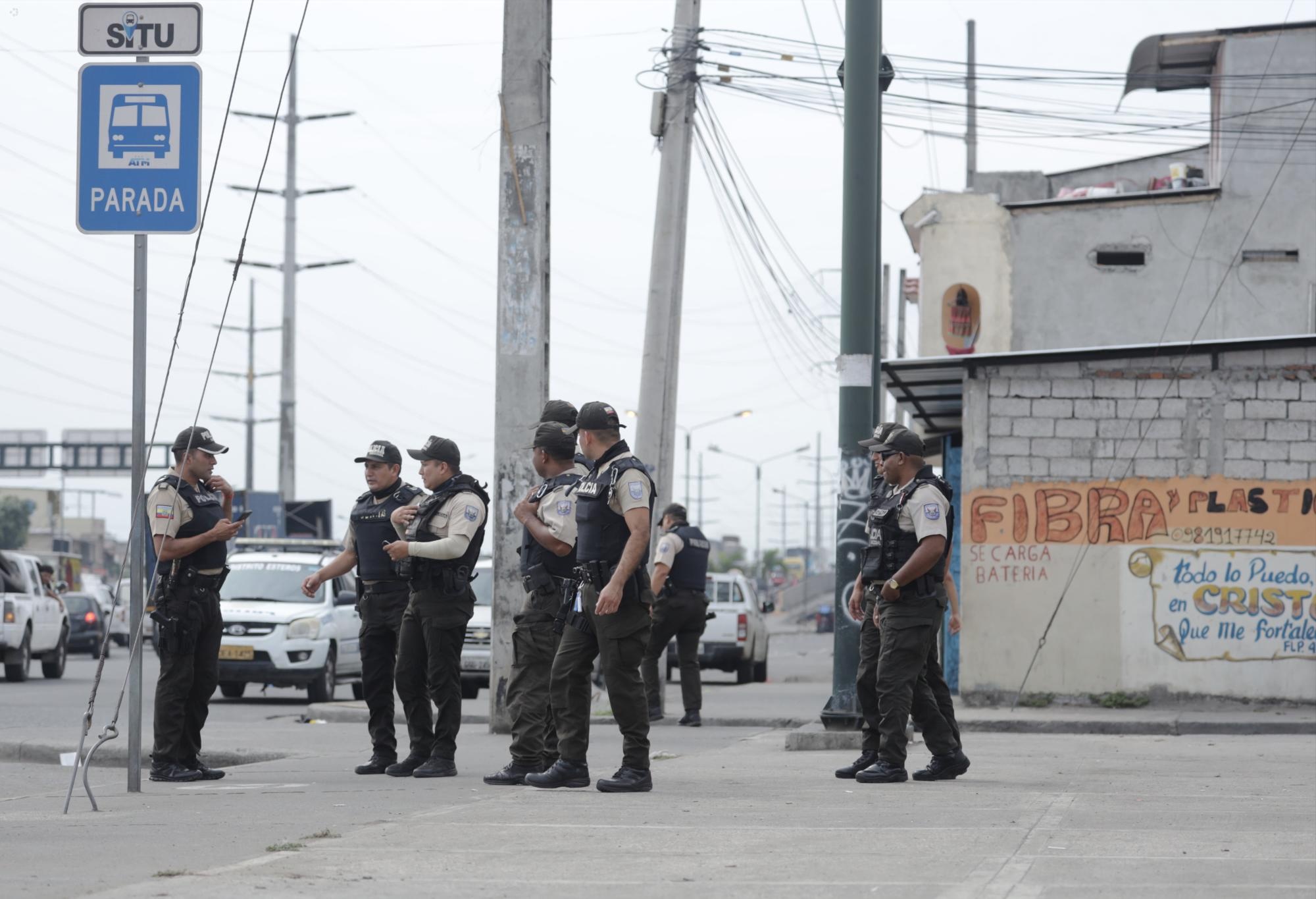 Policías realizan operativos en Guayaquil. (Foto: API)
