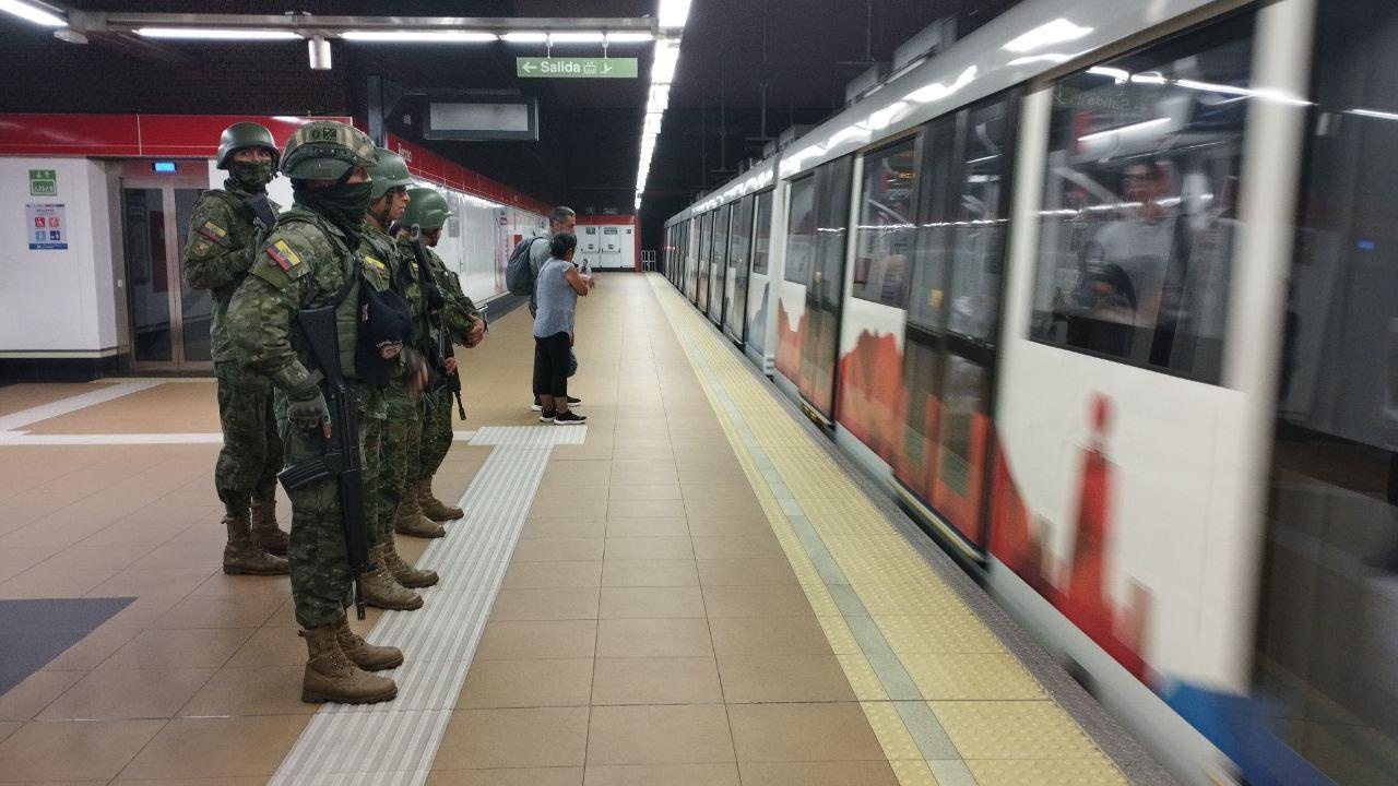 Personal del ejército resguarda la seguridad en el Metro de Quito. (Foto: Municipio de Quito)