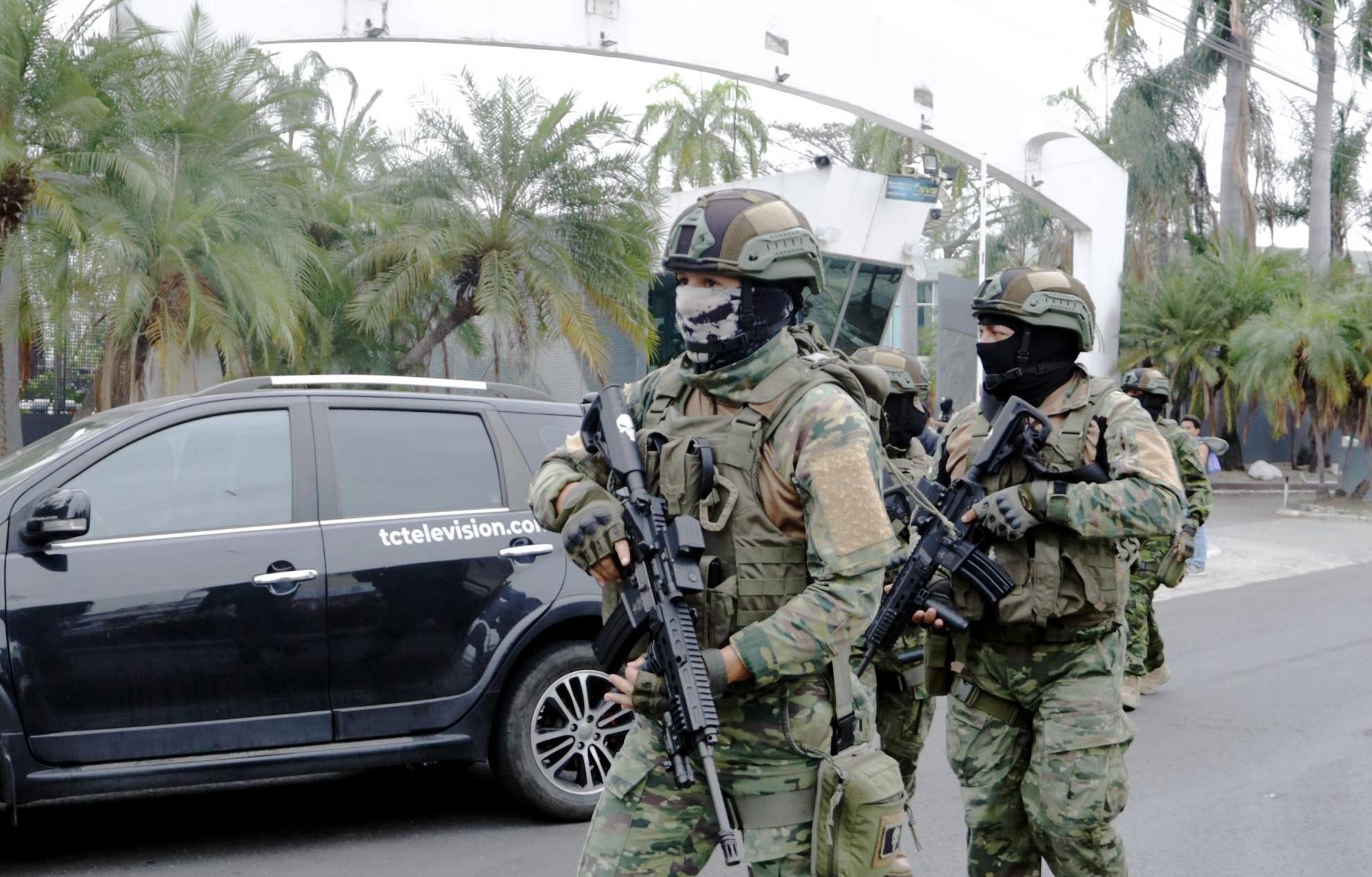 Militares en los exteriores de TC Televisión. (API)