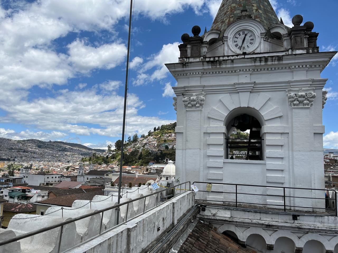 Las campanas de la Iglesia de San Francisco en el Centro Histórico de Quito. (Diego Bravo Carvajal / Ecuavisa)
