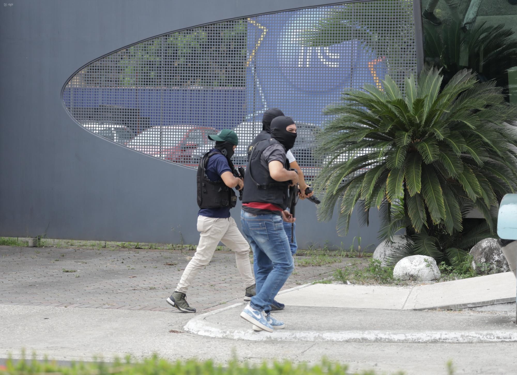 Policías tomaron procedimiento en las instalaciones de TC Televisión Guayaquil. (Foto: API)