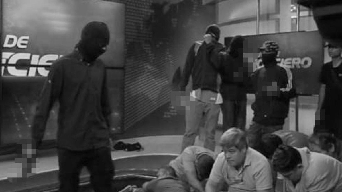 Al estudio del canal de televisión de TC irrumpieron hombres armados lo que fue transmitido en vivo. (Foto: captura.)