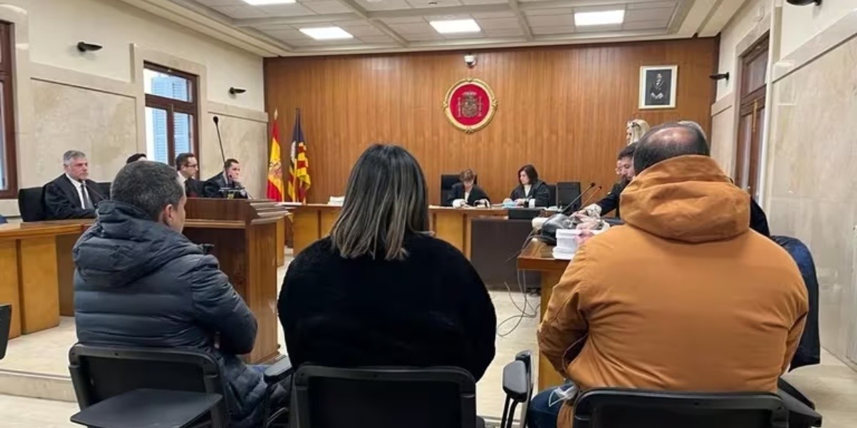 Imagen de los organizadores del evento frente a la jueza. (RRSS)