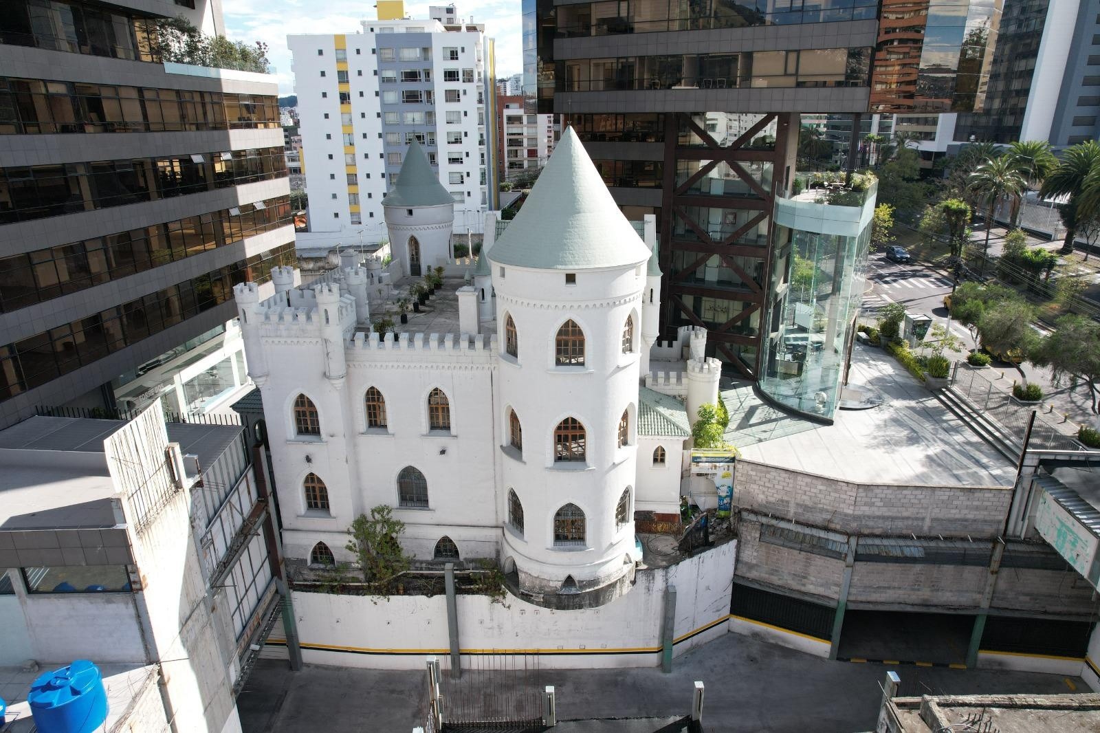 Castillo Larrea, en la avenida 12 de Octubre y Baquerizo Moreno. (Coralía Pérez / Ecuavisa)