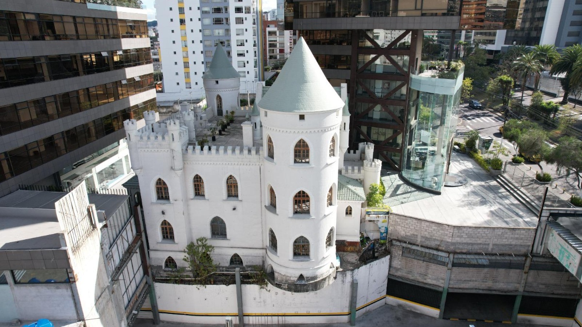 Castillo Larrea, en la avenida 12 de Octubre y Baquerizo Moreno. (Coralía Pérez / Ecuavisa)