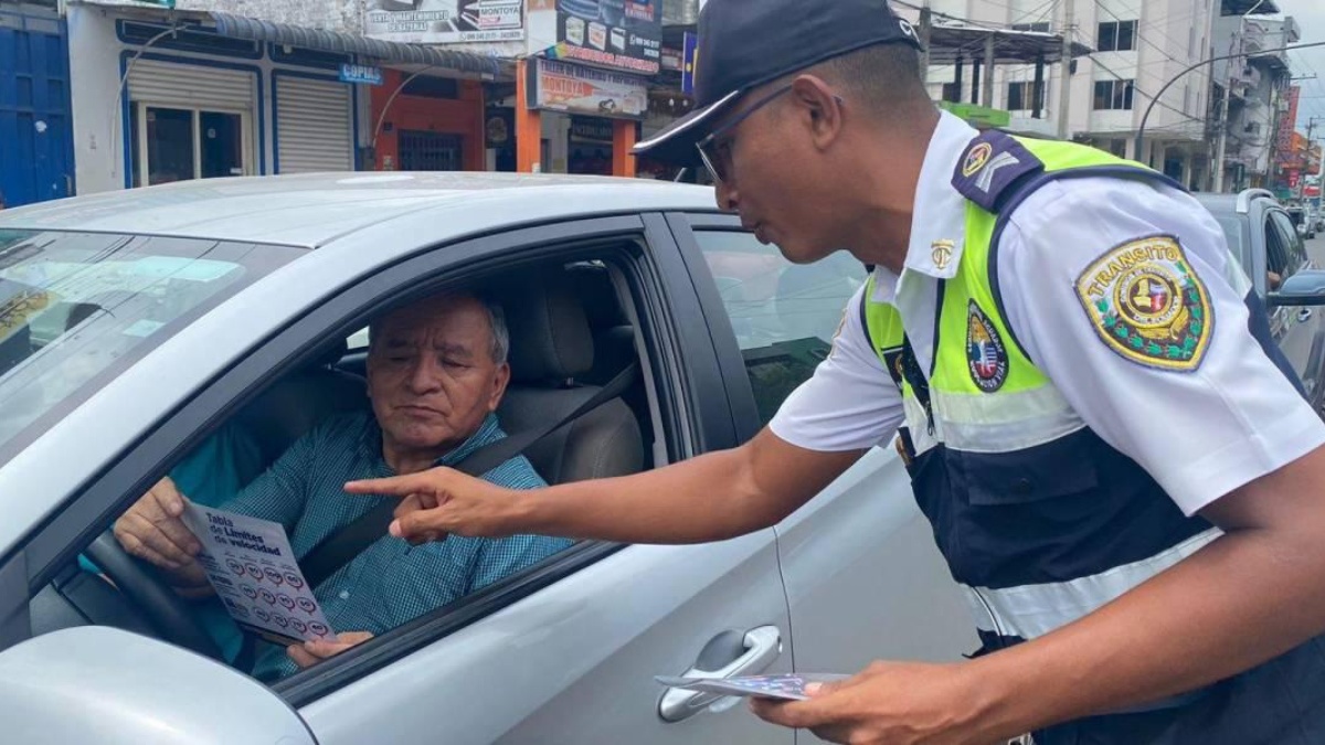 Agente de tránsito verificando información del conductor. (RRSS)