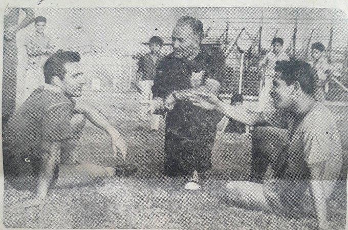 Práctica de Barcelona 1959, Simón Cañarte, el entrenador Zvonimir Gajer y Daniel Pinto (Foto: Antonio Ubilla)