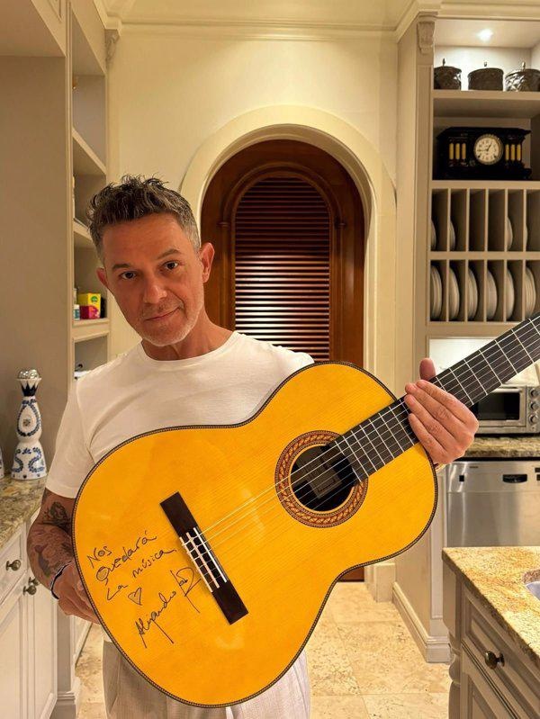 Alejandro Sanz y su guitarra (INTERNET)