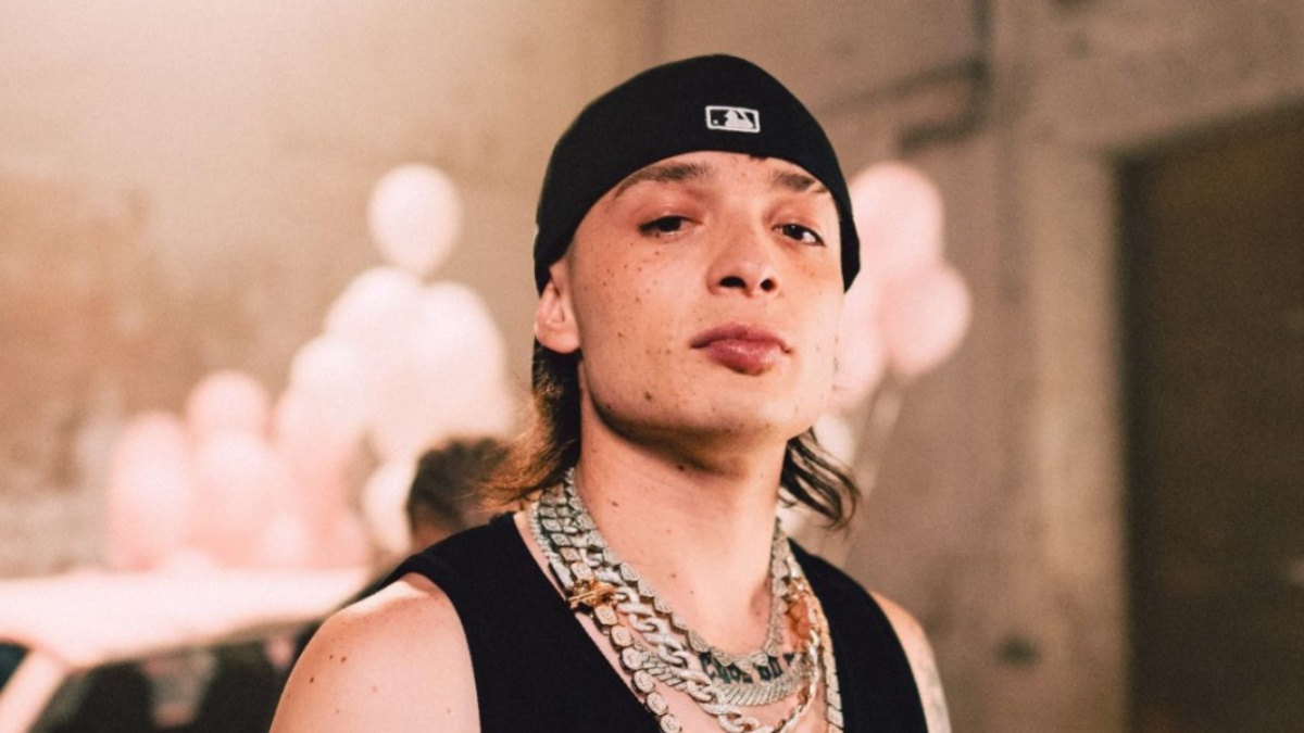 Hassan Emilio Kabande Laija, conocido como Peso Pluma, es un cantante mexicano de 24 años. Una de sus canciones más conocidas es Ella Baila Sola. (RRSS)