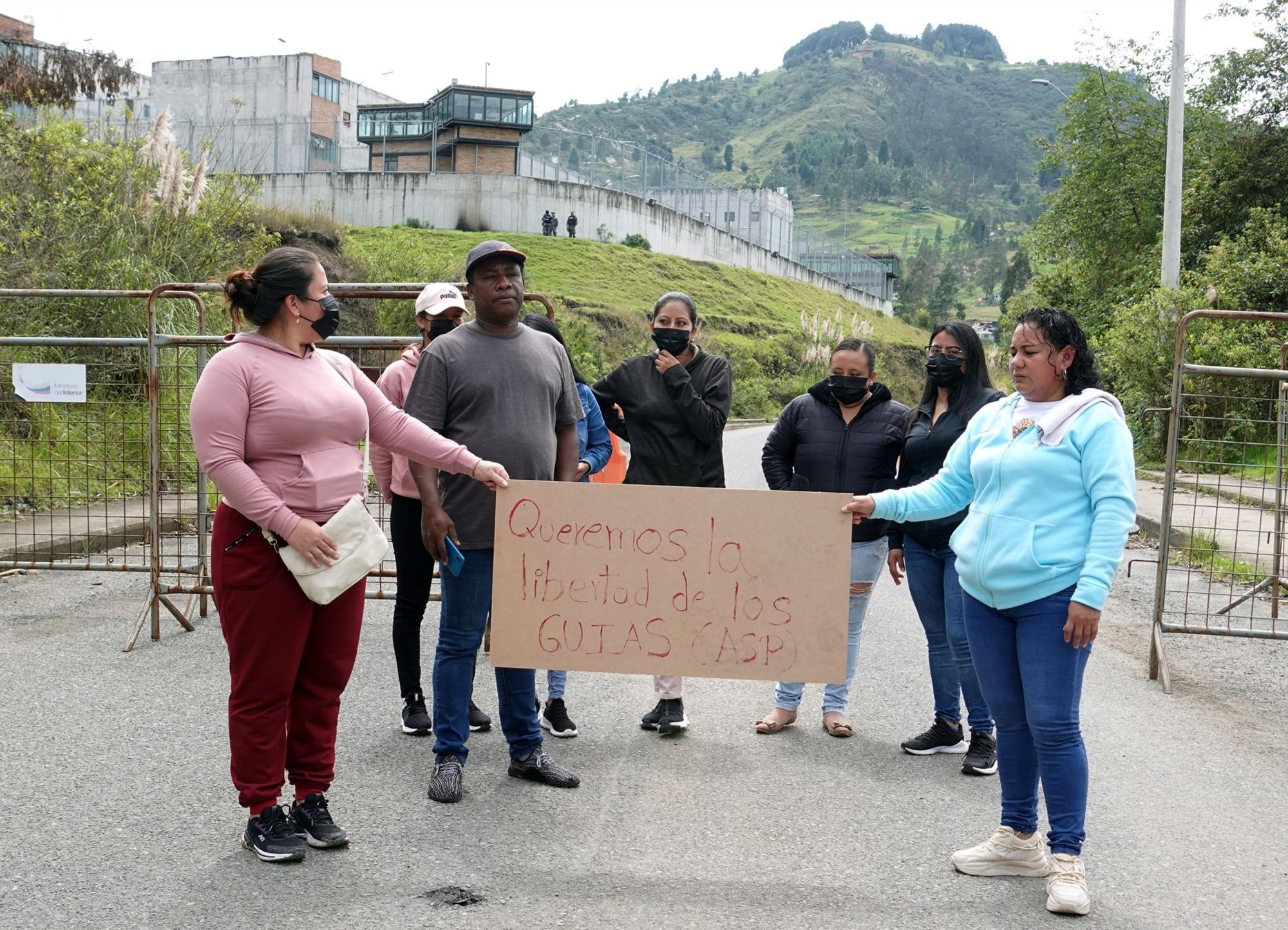 En los exteriores del la carcel de Turi, en Cuenca, un grupo de familiares de presos realiza un plantón. (API)
