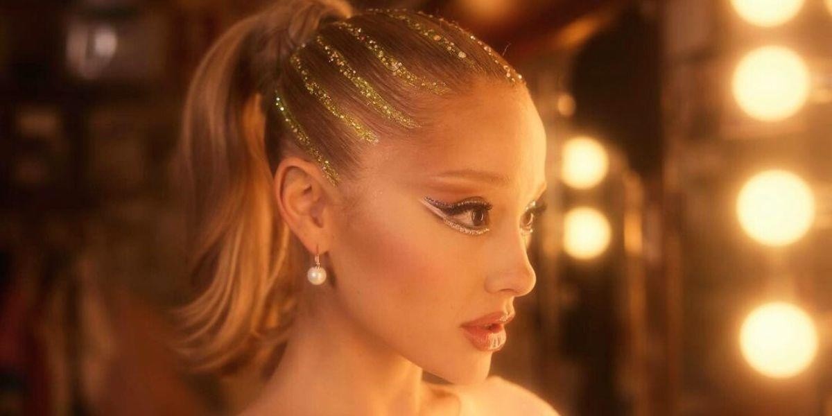 Ariana Grande-Butera es una cantante, actriz y empresaria estadounidense. Nació el 26 de junio de 1993 en Boca Ratón, Florida. Comenzó su carrera musical en Broadway a los 15 años en el musical 13. Saltó a la fama por interpretar a Cat Valentine en las series de televisión de Nickelodeon Victorious y Sam &amp; Cat. (RRSS)