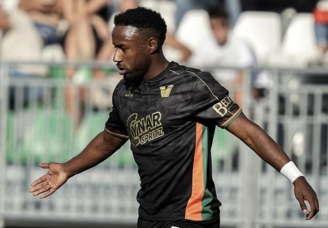 John Yeboah en un partido con el Venezia (Foto: Internet)