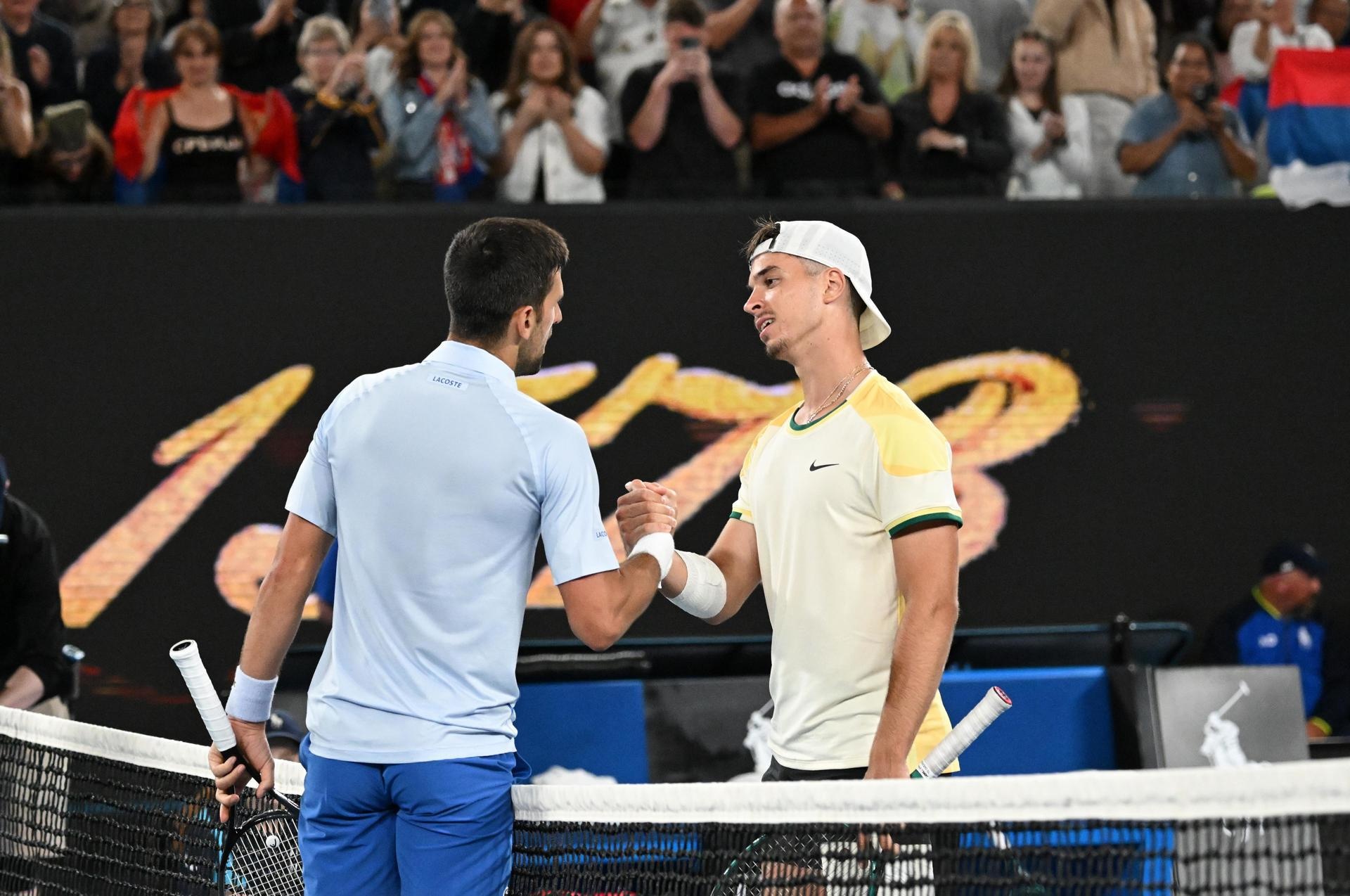 El serbio Novak Djokovic saluda al croata Dino Prizmic en el Abierto de Australia (EFE)