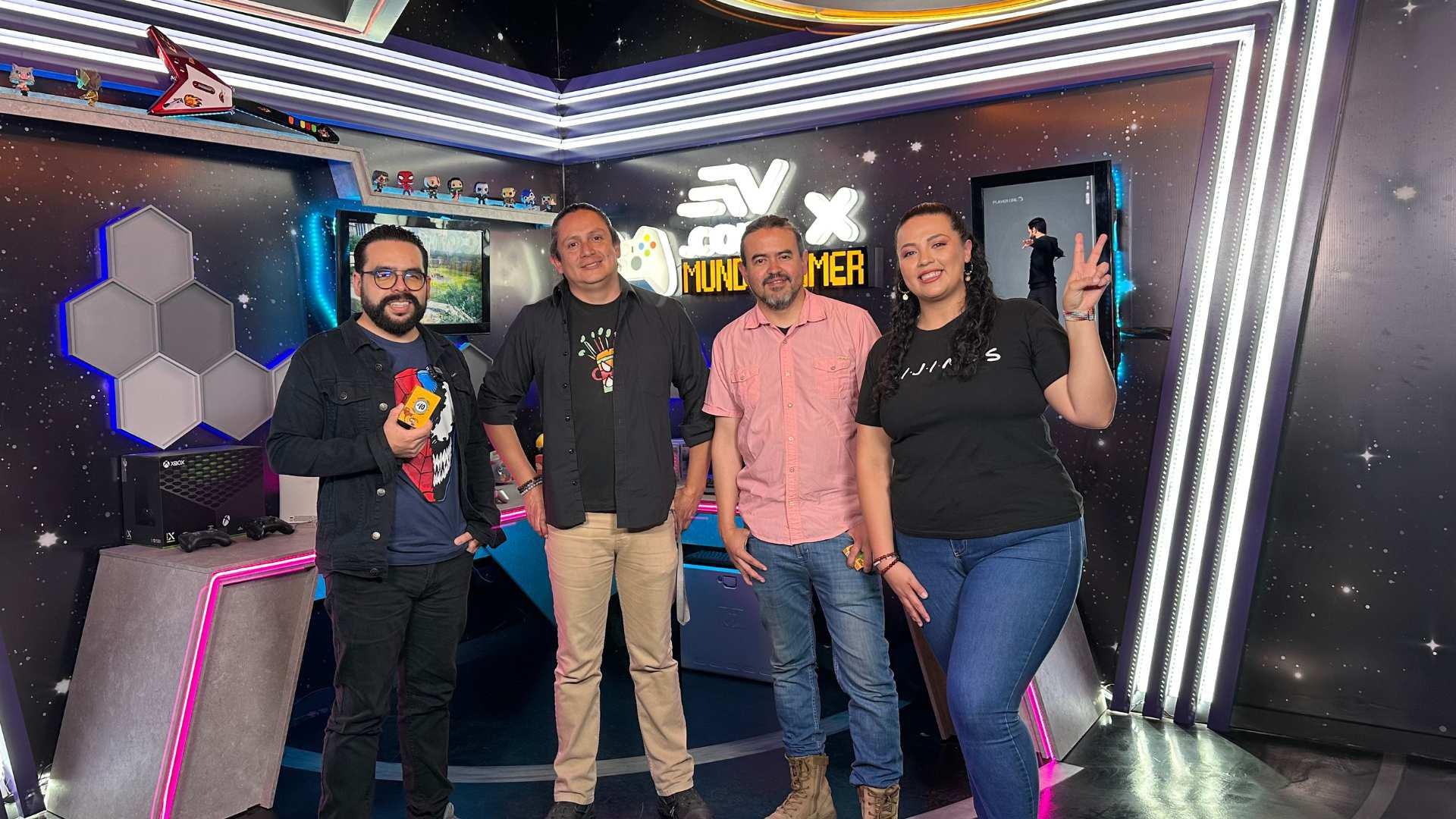 Los desarrolladores de 40 Caída y Limpia,  Luis Vallejo y Paúl Astudillo, en el set de Mundo Gamer. (Ecuavisa)