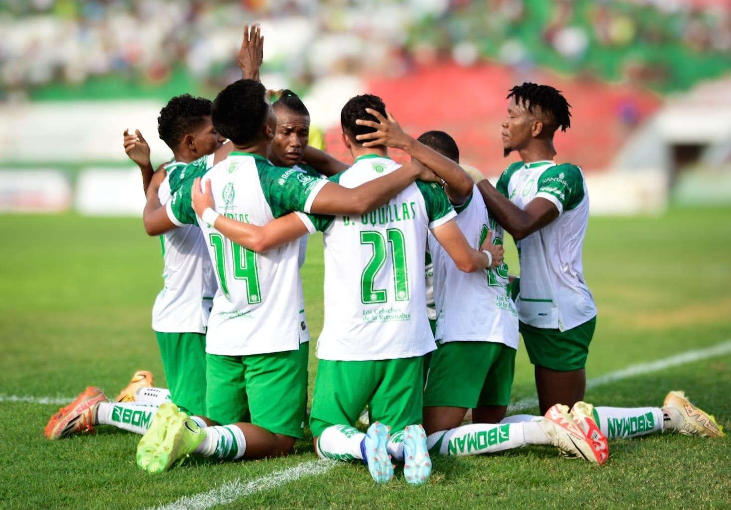 Jugadores de la Liga de Portoviejo celebran un gol en la Segunda Categoría (Foto: Internet)