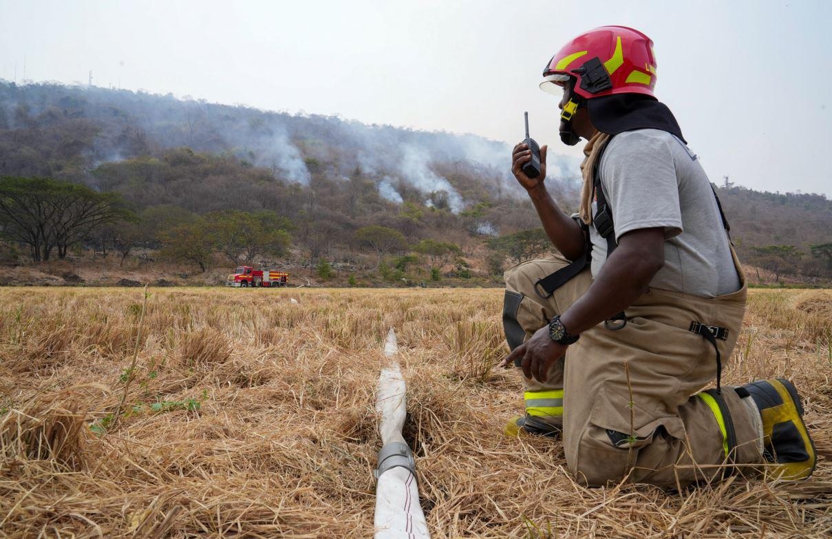 El Cuerpo de Bomberos de Samborondón busca controlar el incendio forestal (Prefectura del Guayas)