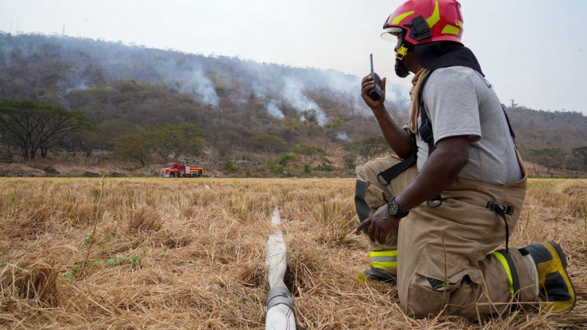 El Cuerpo de Bomberos de Samborondón busca controlar el incendio forestal (Prefectura del Guayas)