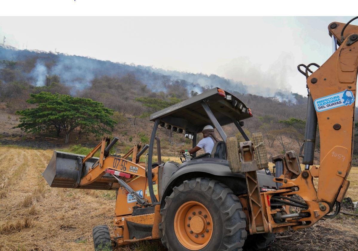 Una retroexcavadora abre trochas para facilitar el acceso de los bomberos a la zona. (Prefectura del Guayas)