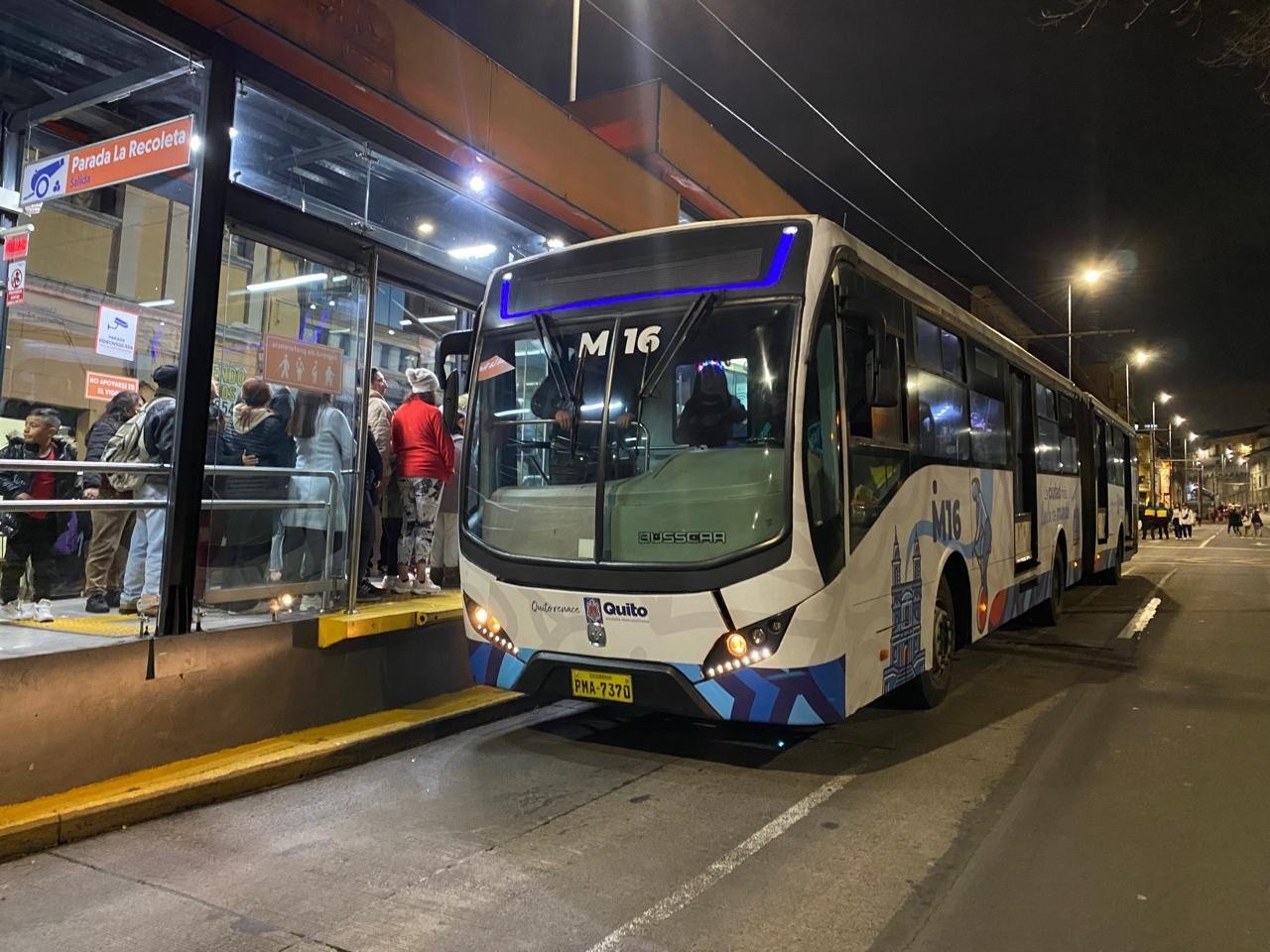 Imagen referencial del uso del servicio de Trolebús, en el Centro Histórico. (Empresa de Pasajeros Quito)