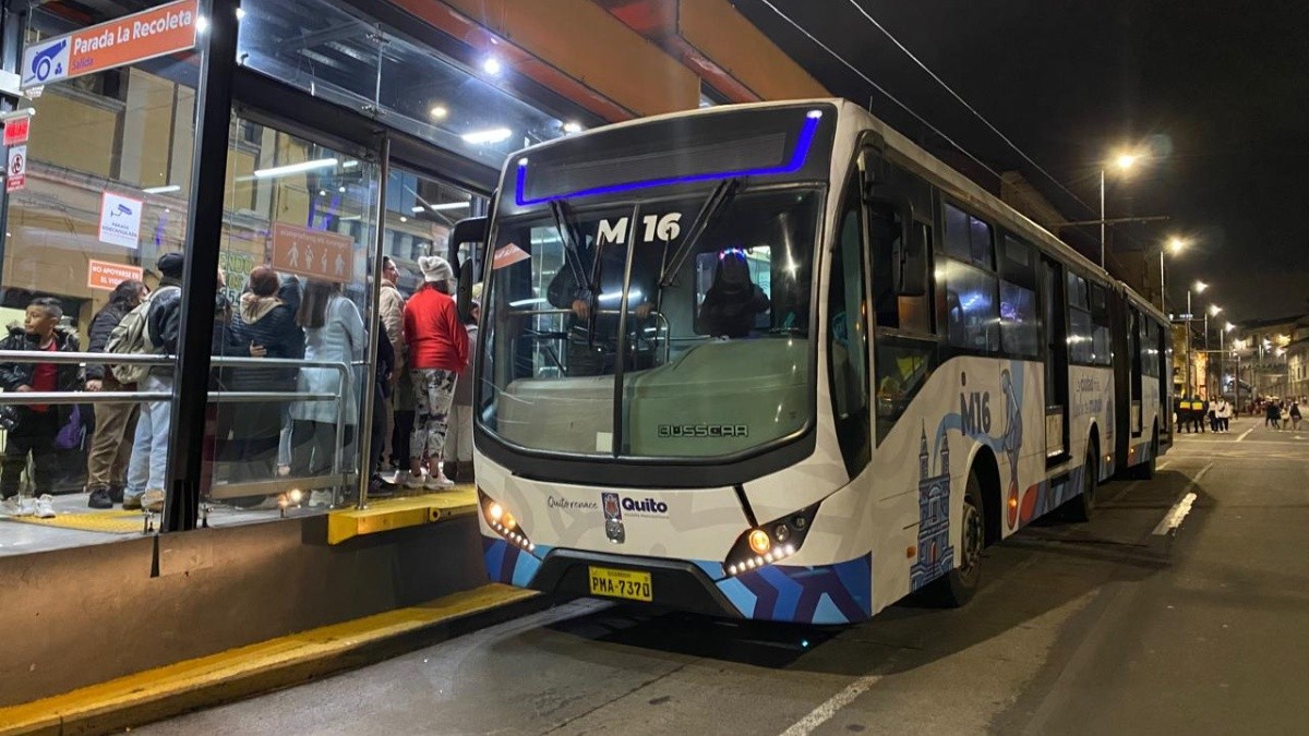 Imagen referencial del uso del servicio de Trolebús, en el Centro Histórico. (Empresa de Pasajeros Quito)