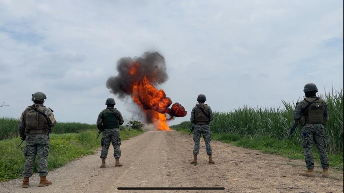 Momento en el que militares activaron explosivos en una pista. (Cortesía del Comando Conjunto de FF.AA.)