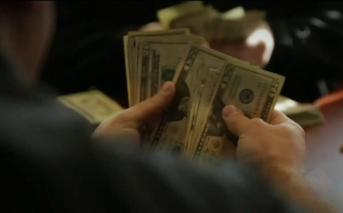 Imagen de una persona contando varios billetes de dólares, en alusión a un salario básico unificado. (Archivo/Televistazo)