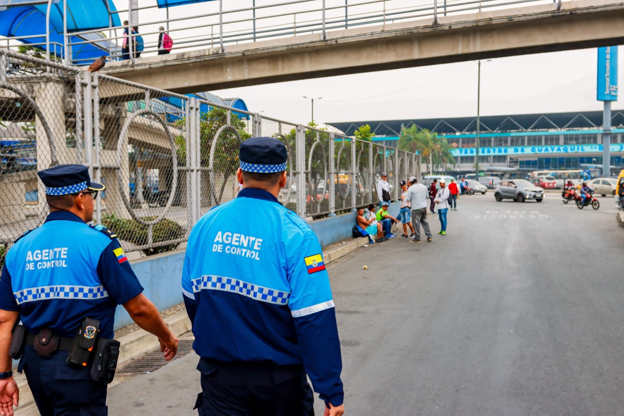Durante esta intervención, se retiró a personas que ofrecían servicios como cambio de focos, alquiler de extintores, botiquines y triángulos. (ATM)