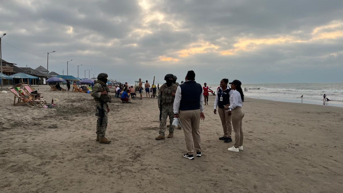 Militares patrullan en las playas de Esmeraldas durante los feriados. (Diego Bravo C. / Ecuavisa)