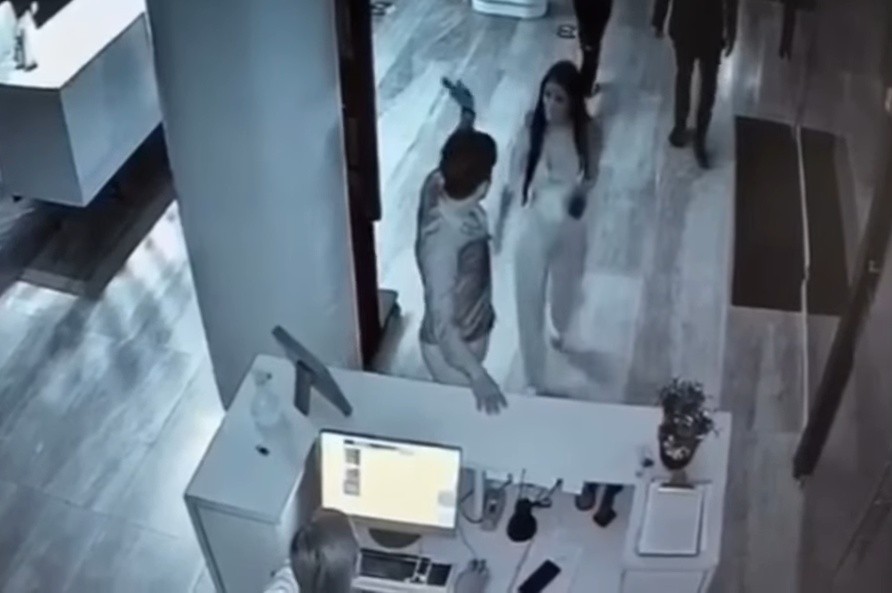 Imagen de una cacheta propinada a Naomi Arcentales, por parte del entonces agente fiscal Juan Carlos Izquierdo. (Captura de pantalla)