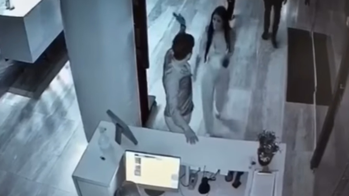 Imagen de una cacheta propinada a Naomi Arcentales, por parte del entonces agente fiscal Juan Carlos Izquierdo. (Captura de pantalla)