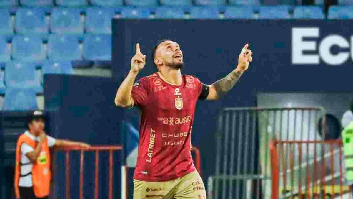 Lucas Mancinelli renovará por dos temporadas en el Deportivo Cuenca. (API)