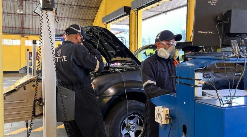 Dos técnicos en uno de los centros de revisión técnica vehicular en Quito. (Cortesía de Quito Informa)