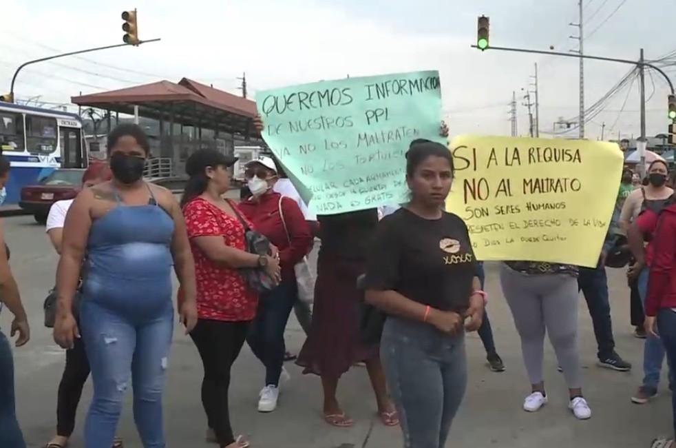 Los familiares de los reos hicieron un plantón a las afueras de la Penitenciaría del Litoral. (Televistazo)