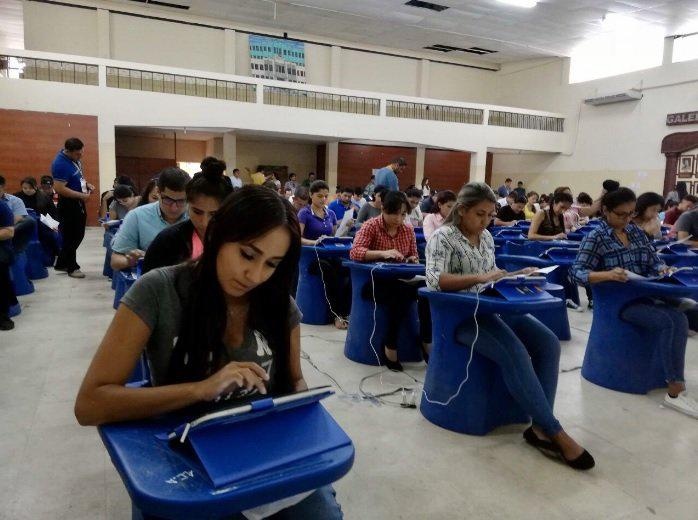 Estudiantes universitarios durante una evaluación de conocimientos, (Archivo)