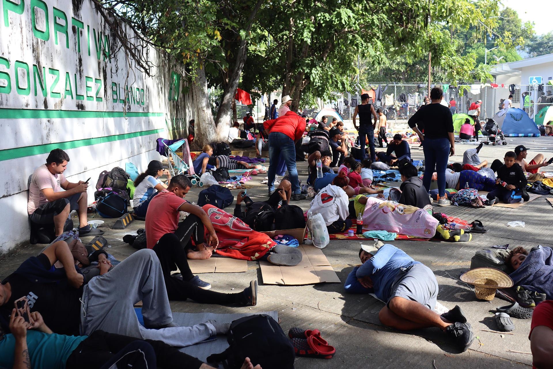 Fotografía de archivo que muestra a migrantes descansando en el municipio de Escuintla en el estado de Chiapas (México). (Juan Manuel Blanco / EFE)