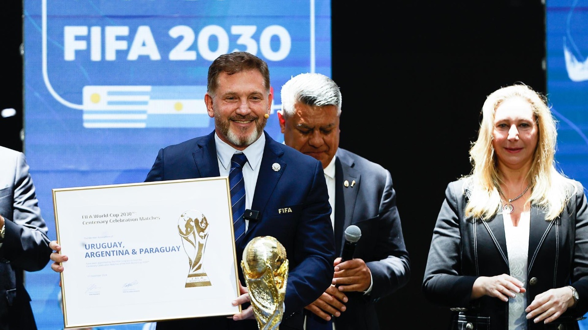 El presidente de la Conmebol, Alejandro Domínguez, celebró que Uruguay, Argentina y Paraguay sean sedes del Mundial 2030. (EFE)