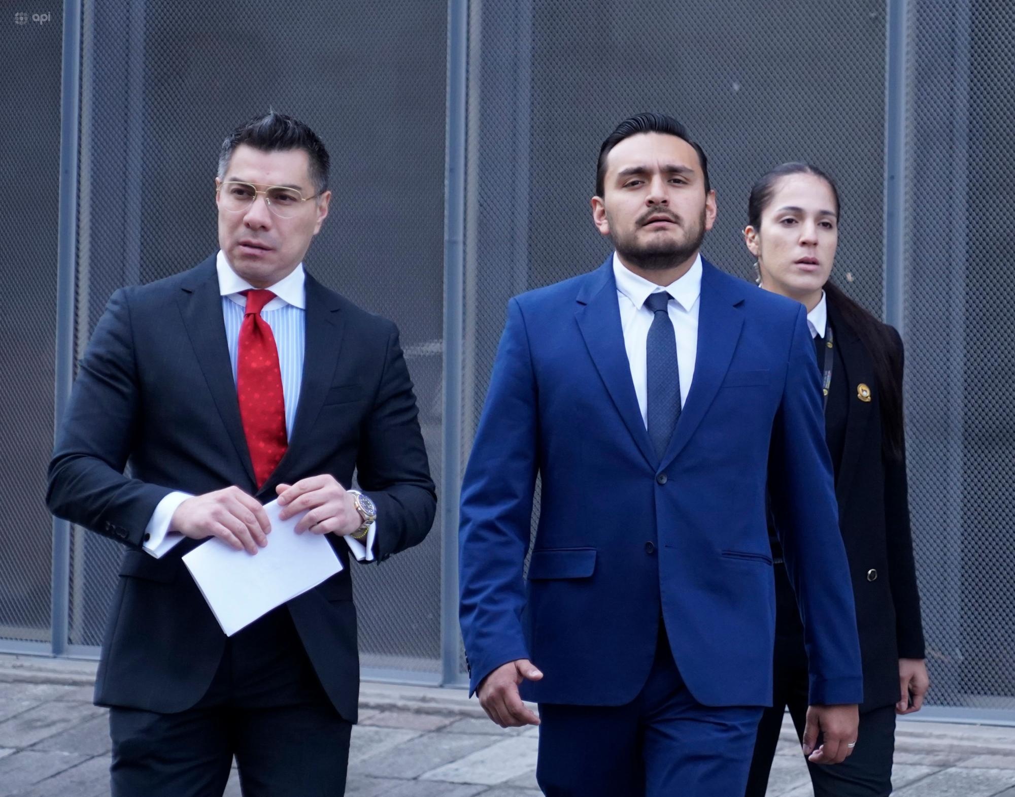 Francisco Barreiro Abad durante la presentación de una denuncia en la Fiscalía, en Quito. (API)