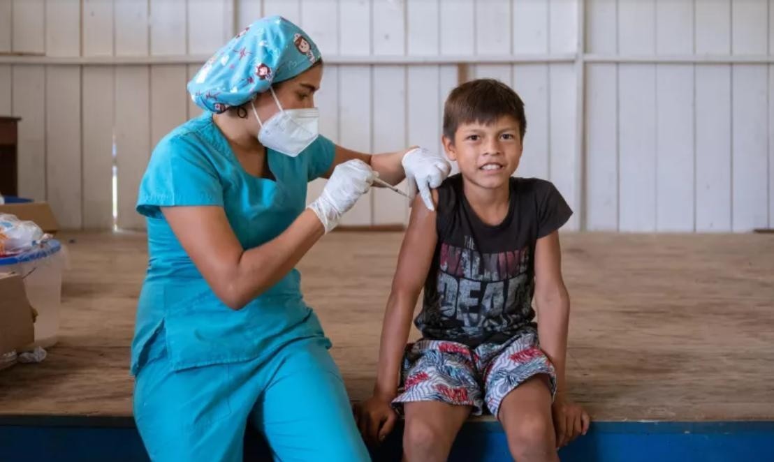 Personal de salud vacuna a un menor de edad. (Foto: Internet)