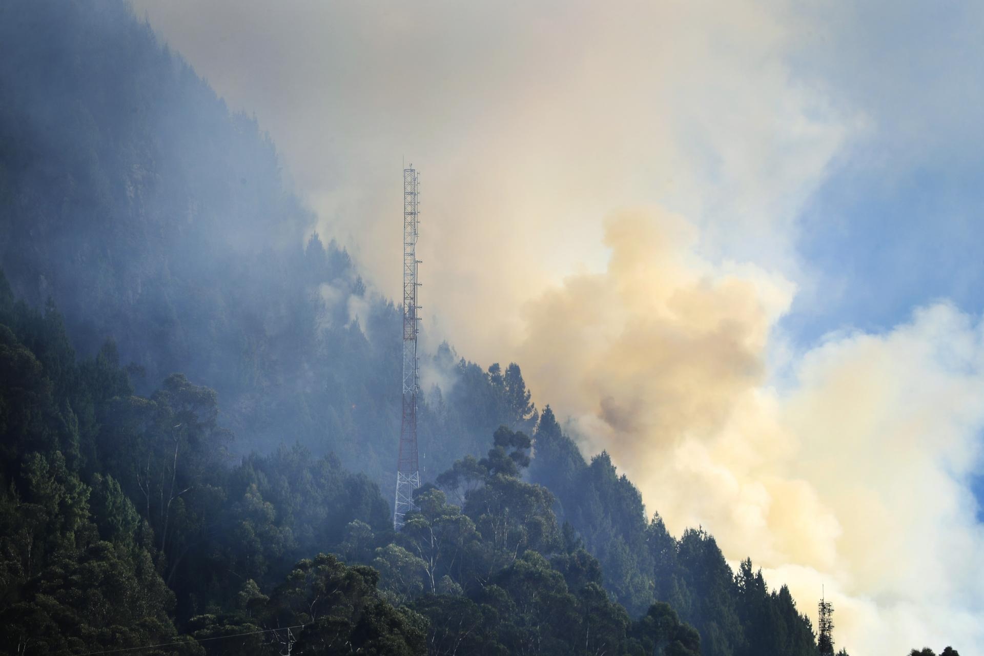 Vista de un incendio forestal en el cerro El Cable, en Bogotá (Colombia). (Foto: EFE)