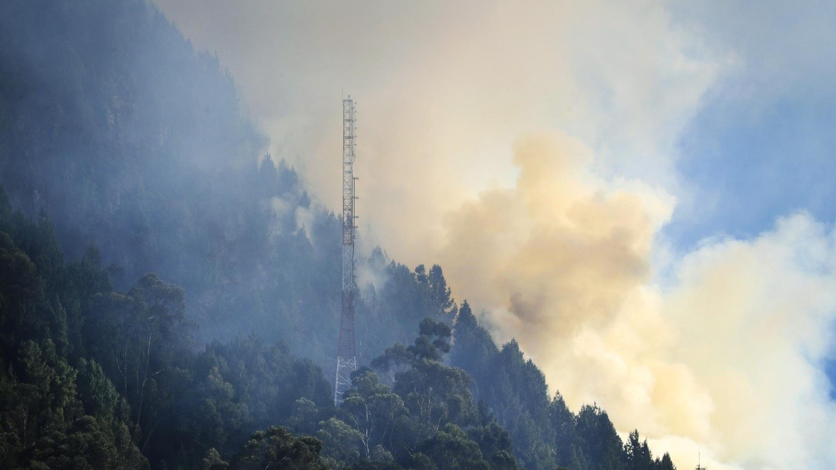 Vista de un incendio forestal en el cerro El Cable, en Bogotá (Colombia). (Foto: EFE)