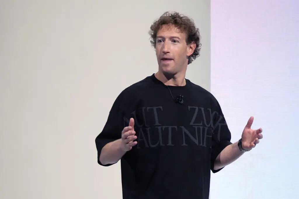 Mark Zuckerberg es uno de los directores ejecutivos del sector tecnológico que buscan forjar relaciones directas con el presidente electo Donald Trump. (Internet)