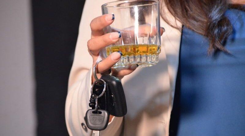 Imagen referencial de una mujer consumiendo bebidas alcohólicas previo a conducir su vehículo. (Cortesía del Municipio)