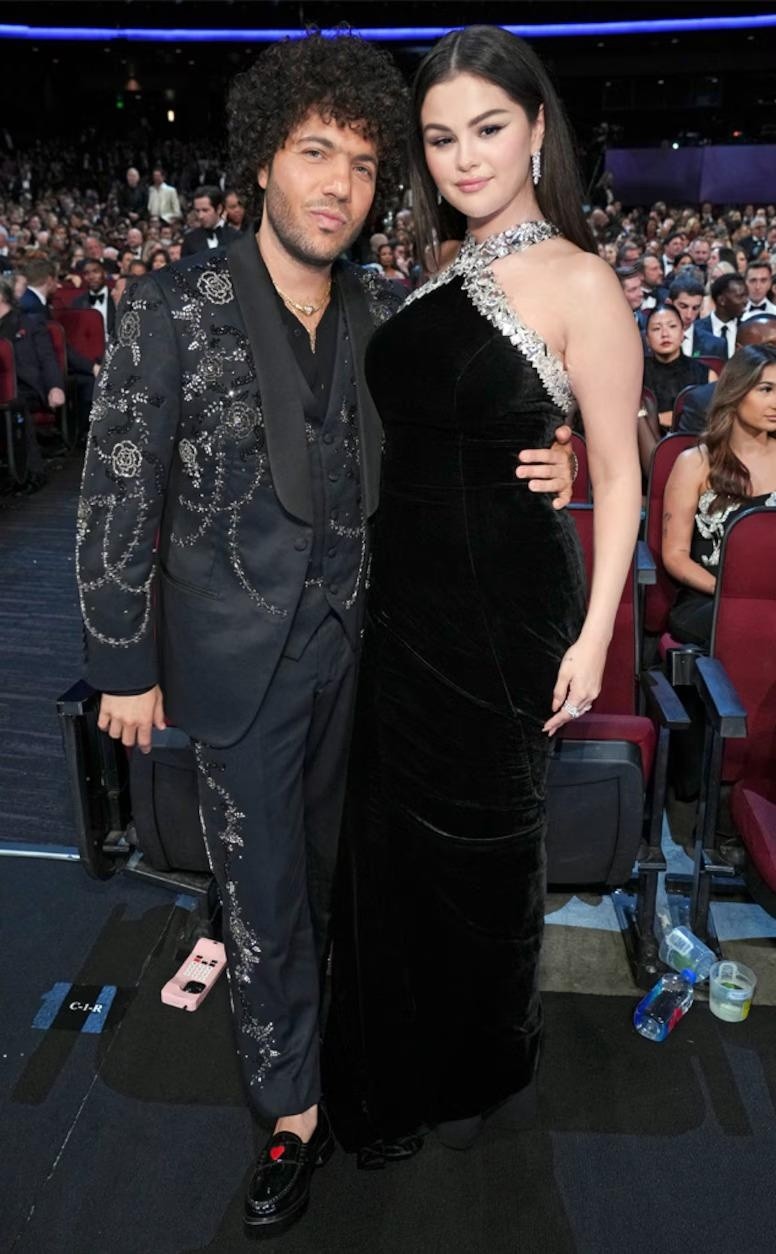 Fotografía del productor musical Benny Blanco junto a la cantante Selena Gómez (GETTY IMAGES)