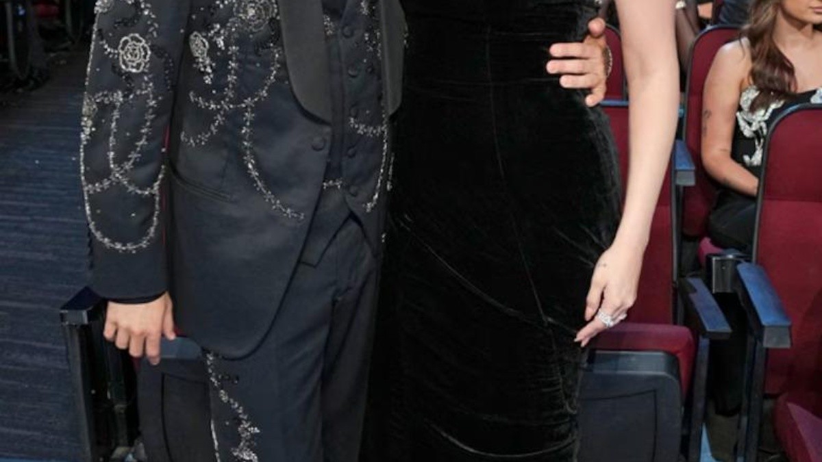 Fotografía del productor musical Benny Blanco junto a la cantante Selena Gómez (GETTY IMAGES)