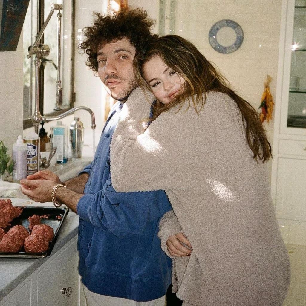 Fotografía del productor musical Benny Blanco junto a la cantante Selena Gómez  (INTERNET)
